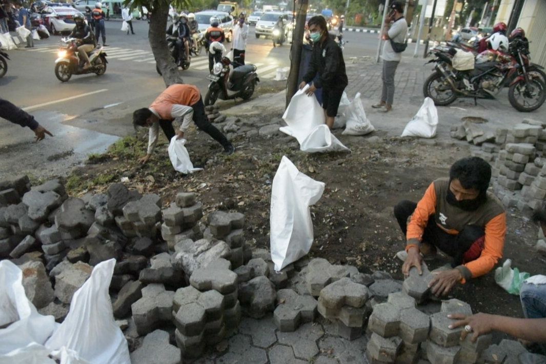 Hindari Aksi Unjuk Rasa Anarkis, Petugas Gabungan di Surabaya Kumpulkan Batu