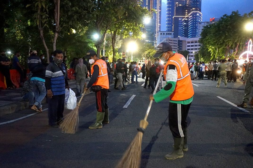 Unjuk Rasa Tolak Omnibus Law Berakhir Petang, DKRTH Sisir Sampah