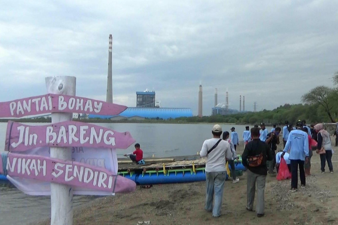 Padat Karya, Nelayan Probolinggo Bersih-Bersih Pantai Bohai