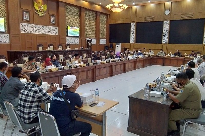Warga Probolinggo Kecewa, Rapat Masalah Bongkar Muat Batubara Tak Dihadiri Pimpinan DPRD
 