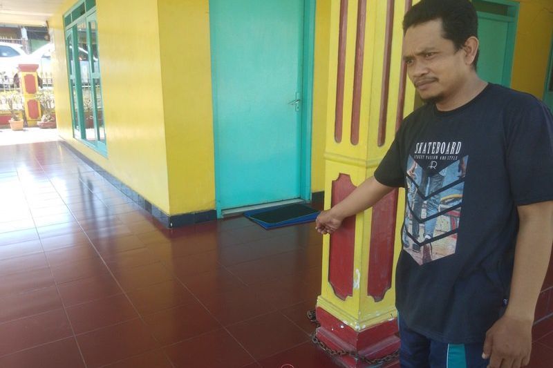 Pencuri Ini Pecahkan Kaca Kotak Amal dengan Pistol