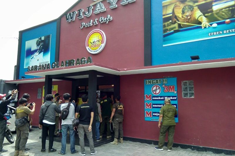 Belum Kantongi IMB, Satpol PP Kota Probolinggo Segel Arena Billiard