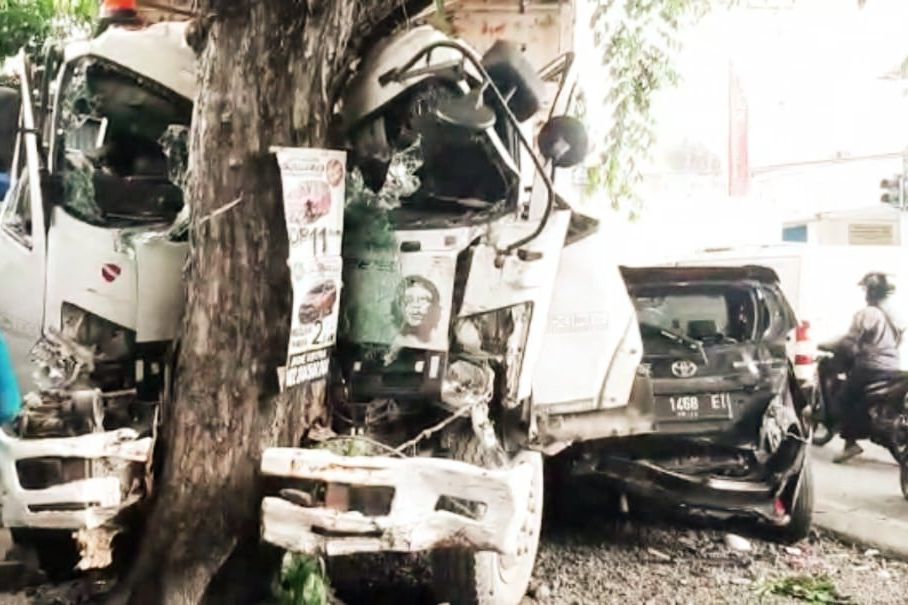 Rem Blong, Dump Truk Tabrak Sembilan Kendaraan di Jalur Pantura Gresik