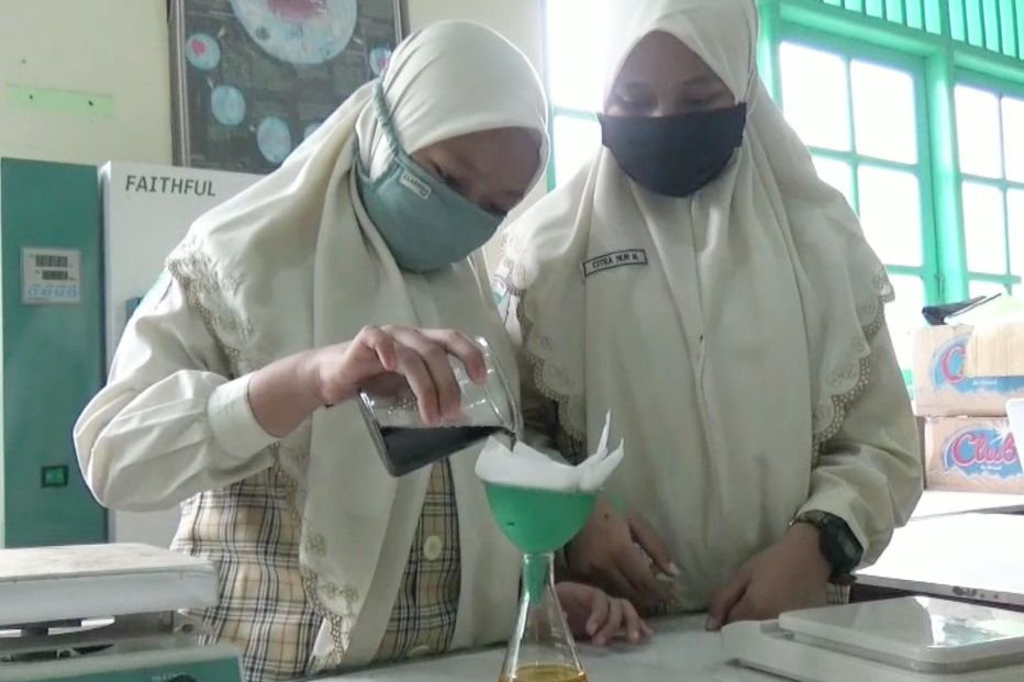 Pelajar Mts NU Trate Gresik Ubah Minyak Jelantah Jadi Kembali Jernih Dengan Ampas Kopi