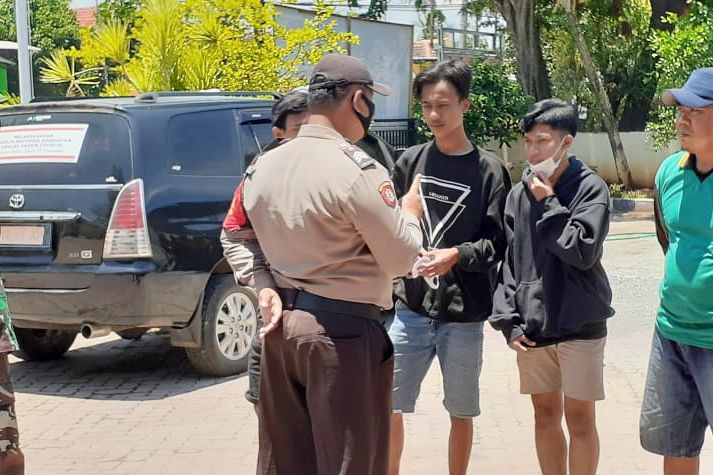 Keliling Warkop hingga Hotel, Aparat Gencarkan Operasi Yustisi Cegah Covid di Gresik