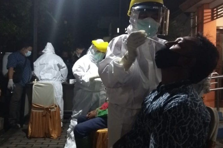 Abai Prokes Cegah Covid, Warga Probolinggo Dites Usap Antigen