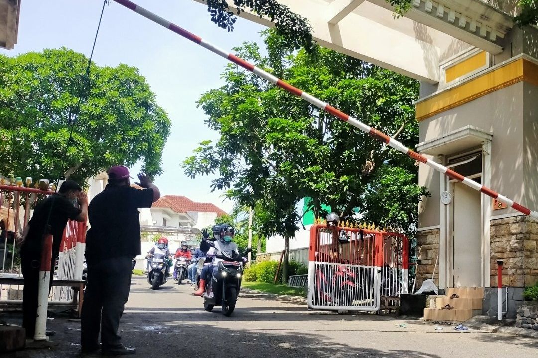 Keliling Perumahan Elit, Risma Imbau Warga Disiplin Prokes Cegah Covid