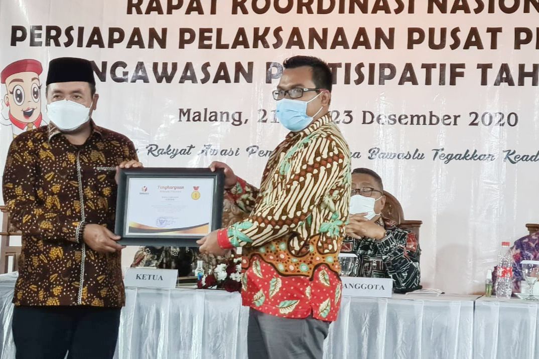 Bawaslu Gresik Raih Penghargaan Terbaik Pertama Penggunaan Siwaslu