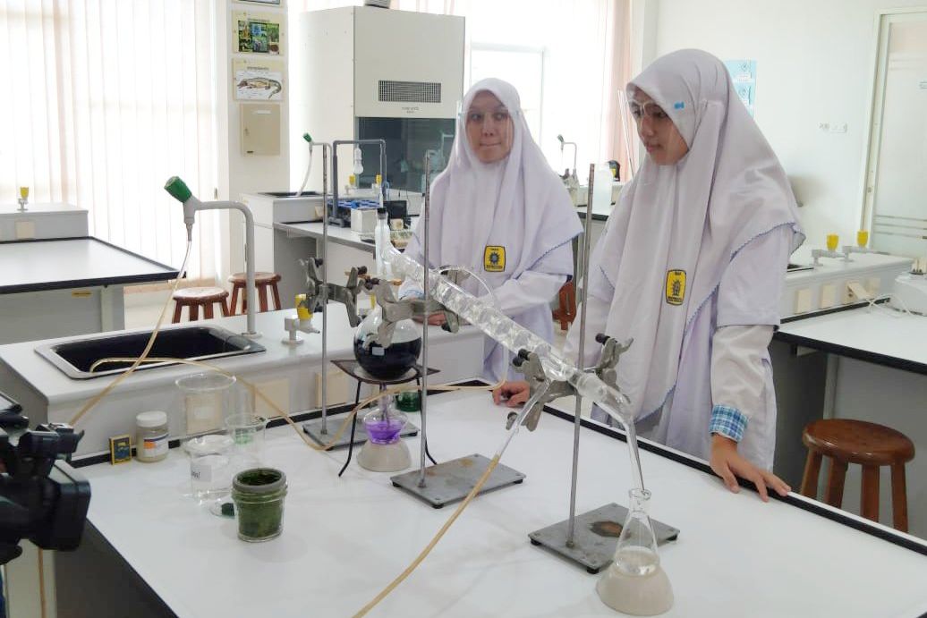 Dua Pelajar SMA Muhammadiyah Gresik Temukan Obat Potensial Covid-19