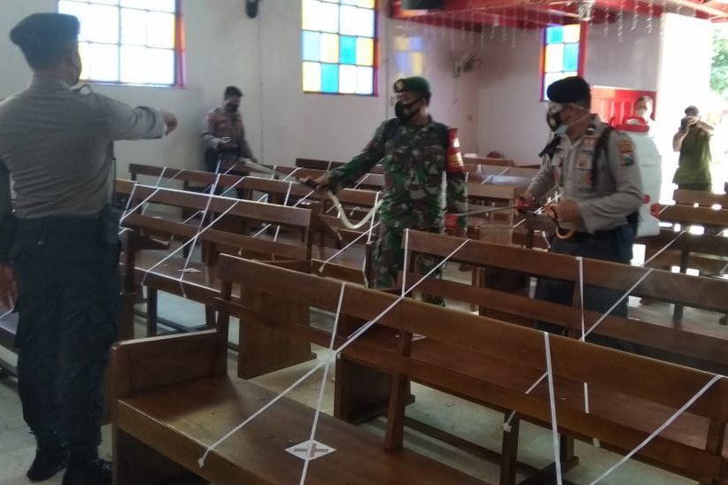 Menjelang Natal, Petugas Semprot Cairan Disinfektan ke Sejumlah Gereja