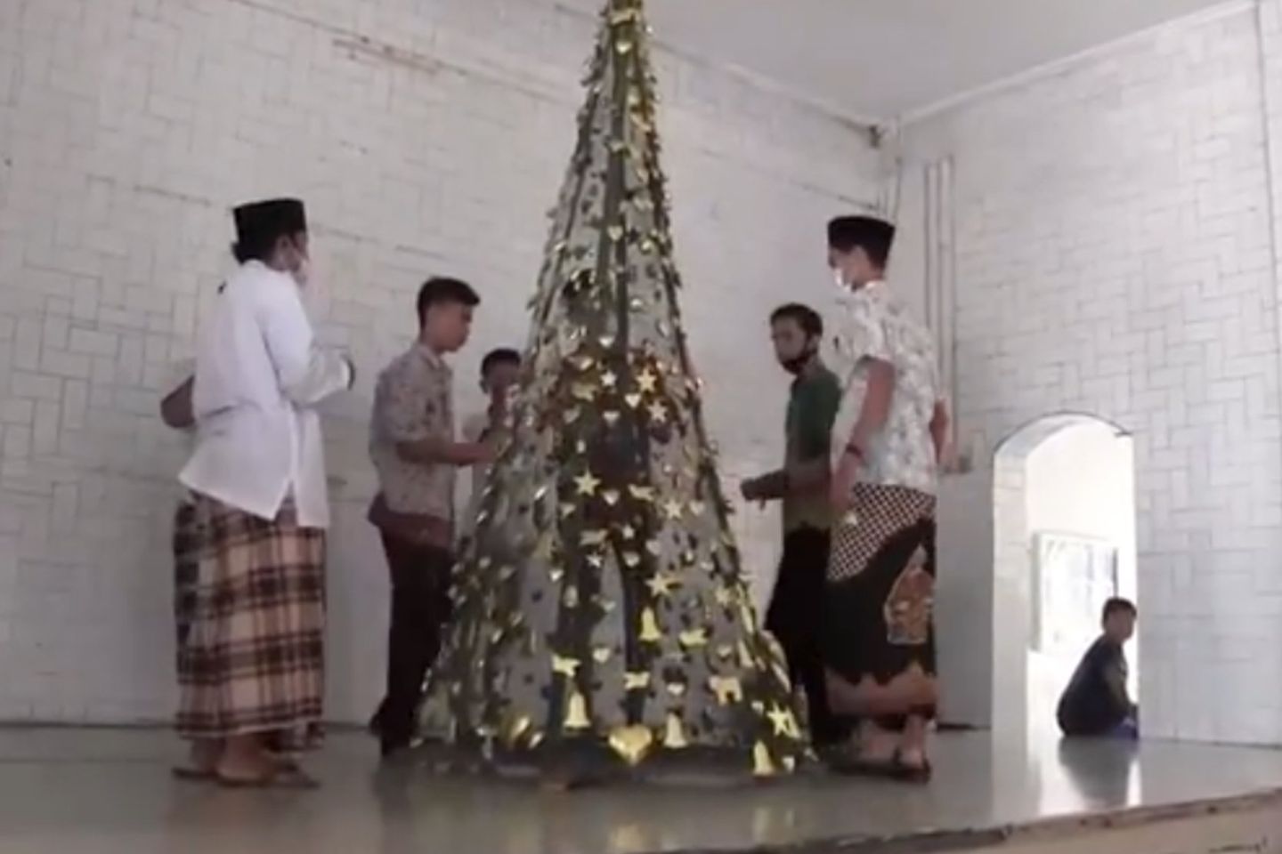 Lesbumi NU Madiun Hias Pohon Natal dan Sedekah Makanan di Panti Asuhan