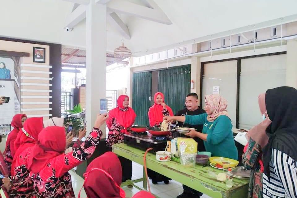 Dapur Mbok Inggih PKK Sekapuk Asah Kualitas SDM Lewat <em>Cooking Class </em>di Tengah Pandemi