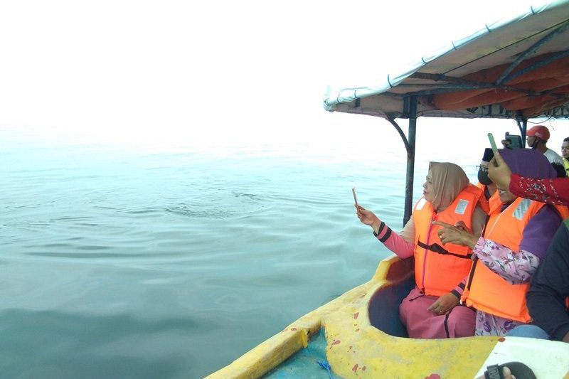 Kemunculan Hiu Tutul di Perairan Pantai Bentar Jadi Daya Tarik Wisata