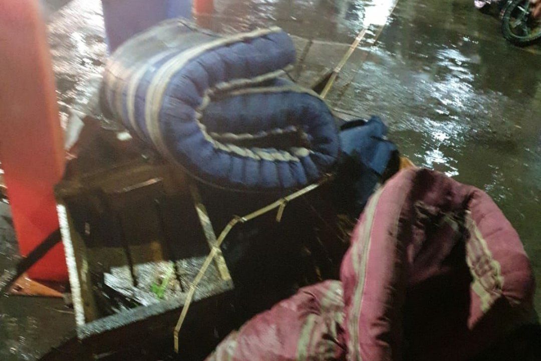 Sumbat Saluran Air, Limbah Kasur Penyebab Genangan di Surabaya