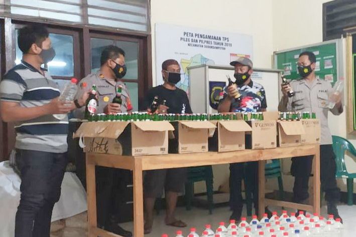 Tidak Punya Izin Jual Miras, Warung di Gresik Digerebek Polisi