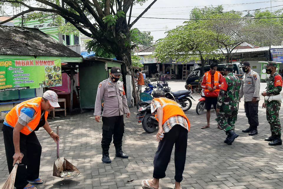 Tak Pakai Masker, Pelanggar Prokes Dihukum Menyapu Area Publik