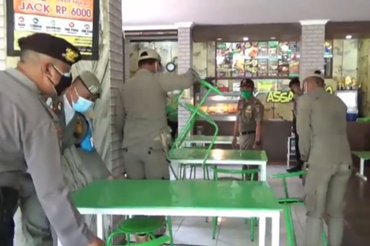 Hari Pertama PPKM, Kapasitas Kursi Restoran Dikurangi