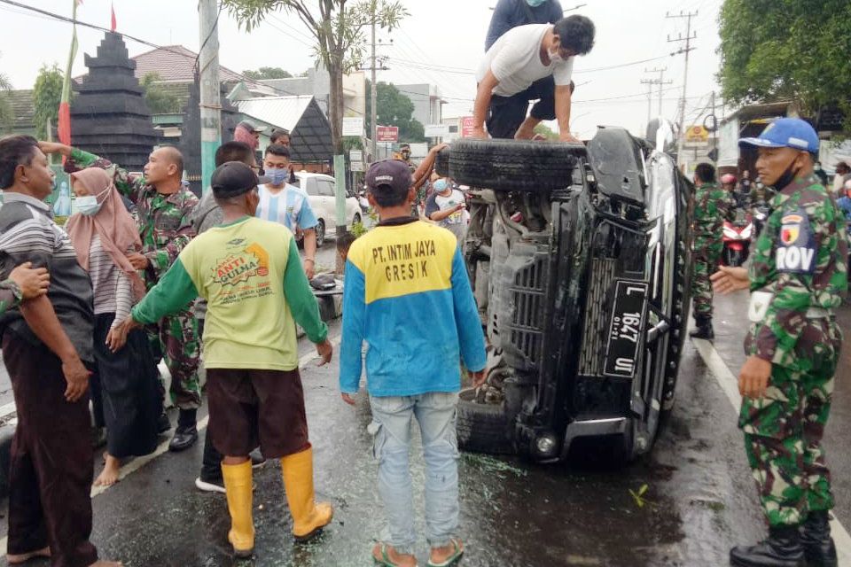 Tabrak Median Jalan, Mitsubishi Pajero Terguling di Depan Kodim Gresik