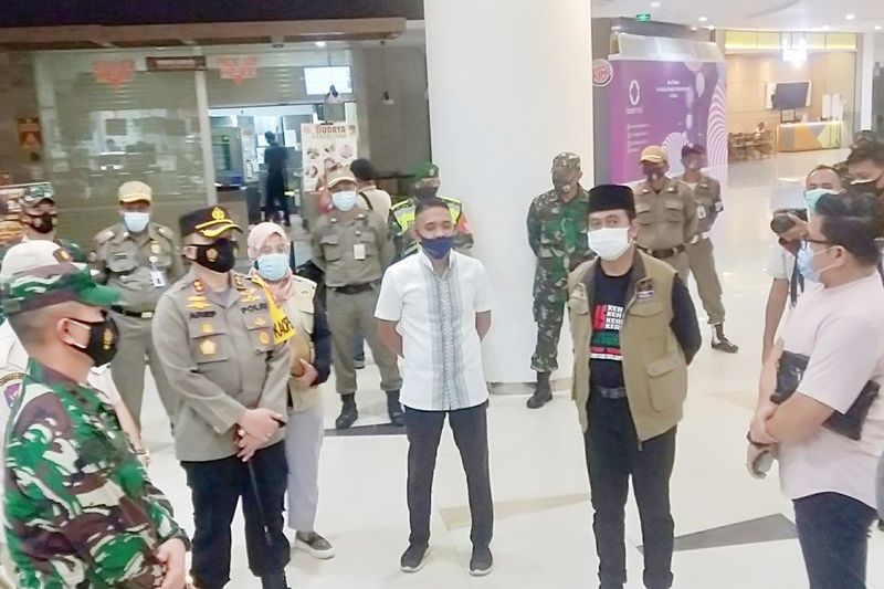 Petugas Beri Peringatan Warkop Langgar Jam Operasional PPKM di Gresik