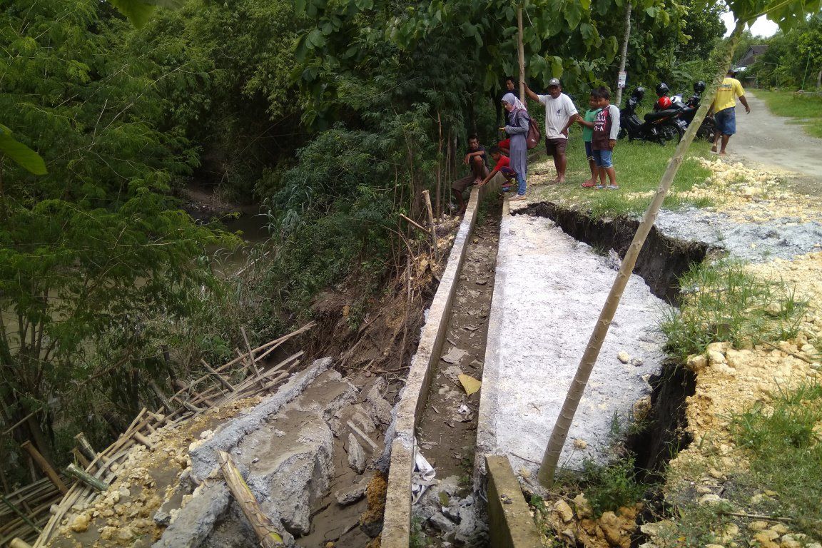 Talud Kali Ambrol, Jalan Antardesa di Kabupaten Madiun Mulai Longsor