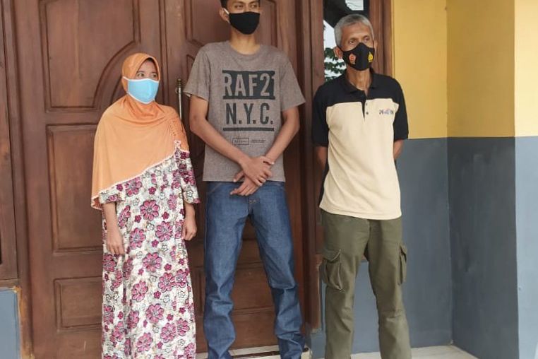 Pemuda di Probolinggo Memiliki Tinggi Tubuh Dua Meter