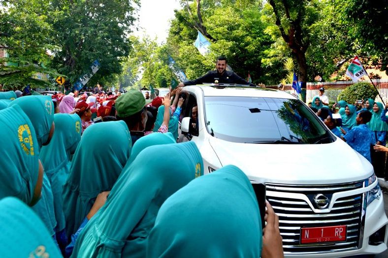 Wali Kota Probolinggo Tawarkan Mobil Mewahnya Dipakai Warga yang Akad Nikah
