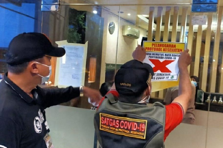 Melanggar Protokol Kesehatan, Satpol PP Surabaya Lakukan Penghentian Enam RHU