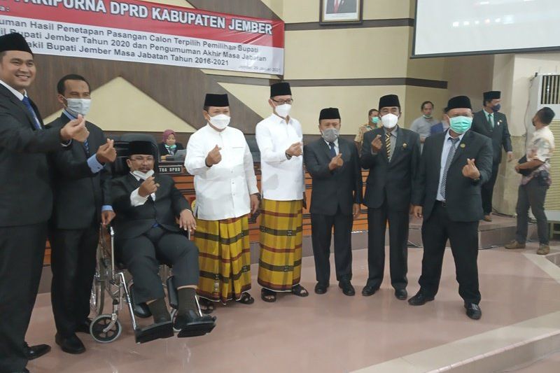 Pakai Sarung, Bupati dan Wabup Jember Terpilih Hadiri Paripurna DPRD
