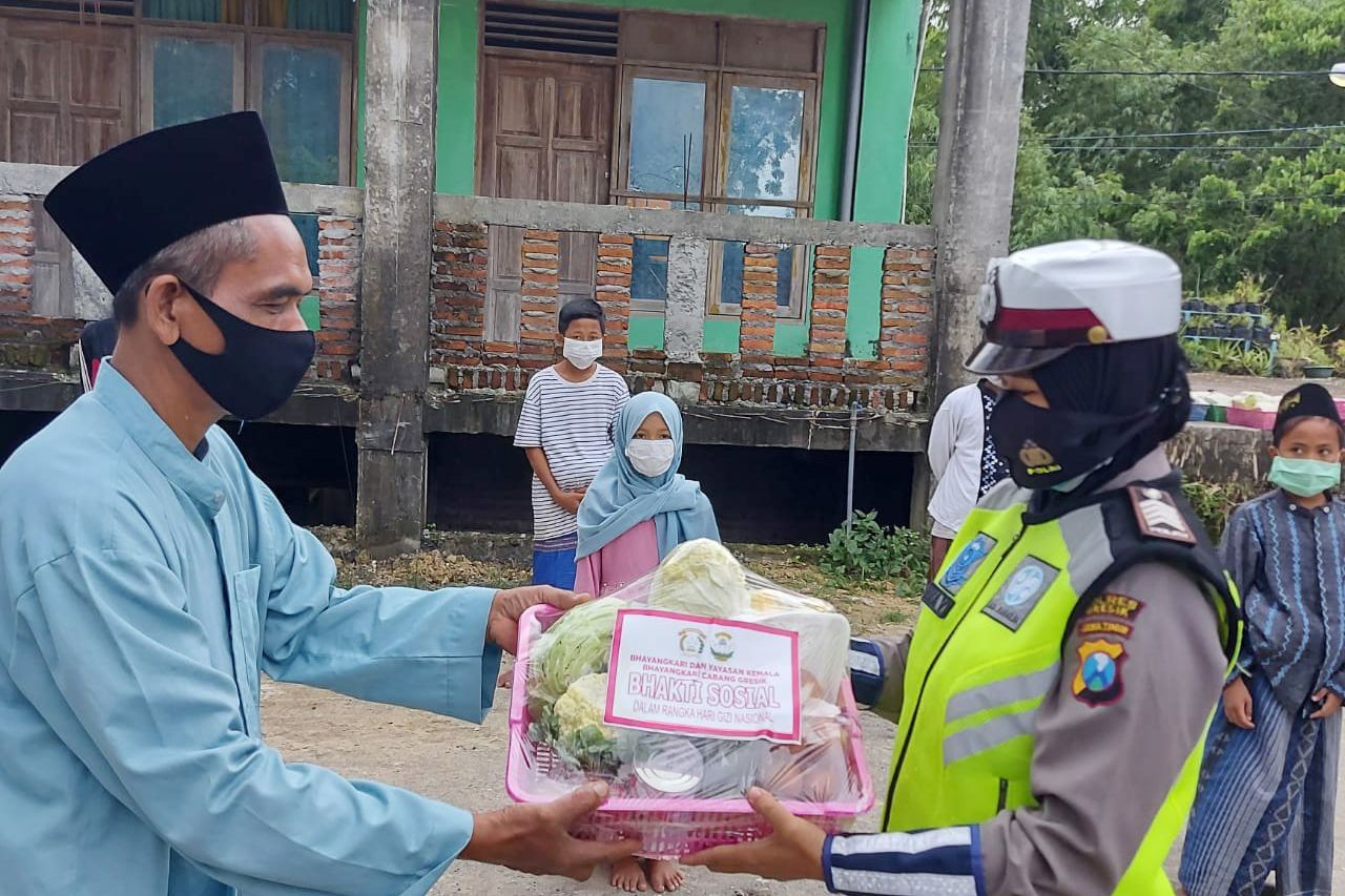 Hari Gizi Nasional, Bhayangkari Gresik Bagikan Sembako dan Beras 
