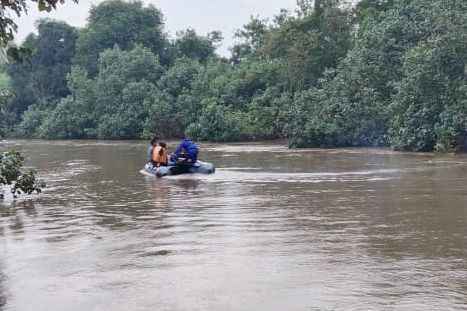 Hendak Naik Tambangan, Pengendara Asal Gresik Jatuh dan Terseret Arus Sungai Surabaya