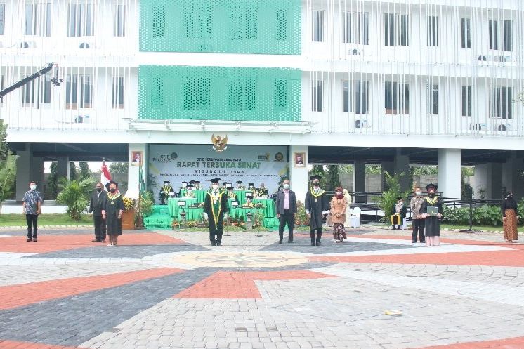 Bersamaan, STIE Perbanas Surabaya Adakan Wisuda Online dan Offline Berkonsep Outdoor