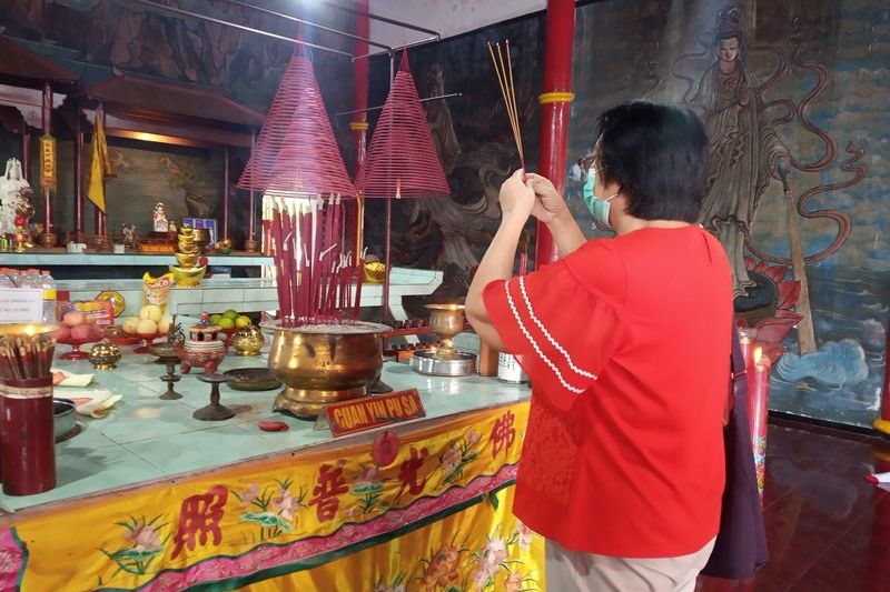Berharap Pandemi Berakhir, Umat Tri Dharma di Jember Beribadah di Rumah