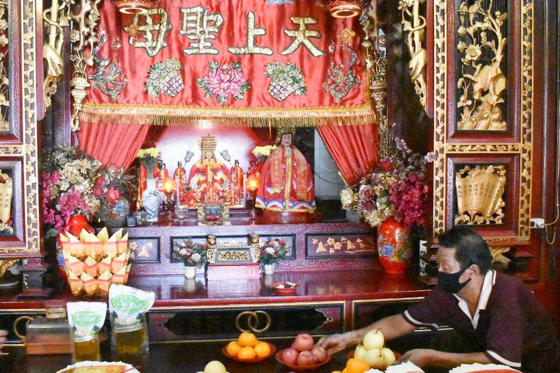Umat Tri Dharma di Gresik Baca Doa Tolak Bala termasuk Covid-19