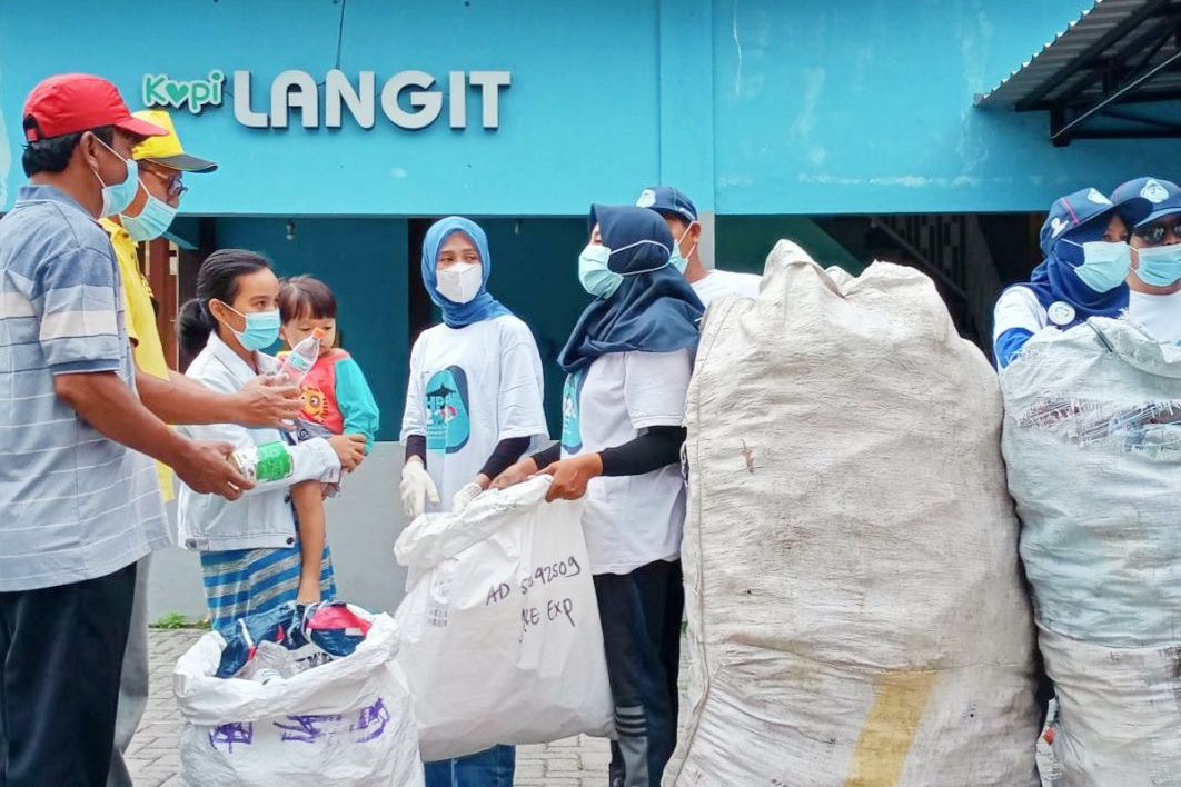 Istri Bupati Gresik Terpilih Ikut Pungut Sampah Plastik
