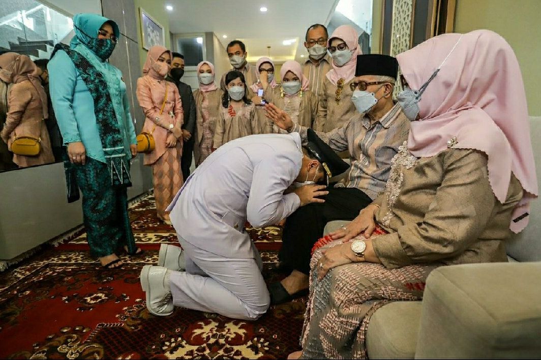 Sungkem Jelang Pelantikan, Eri Cahyadi Dibekali Al-Fatihah Orang Tua