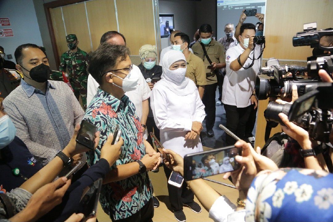 Hari Pertama Kerja, Wali Kota Surabaya Pantau Vaksinasi Lansia dan Screening Donor Plasma Konvalesen