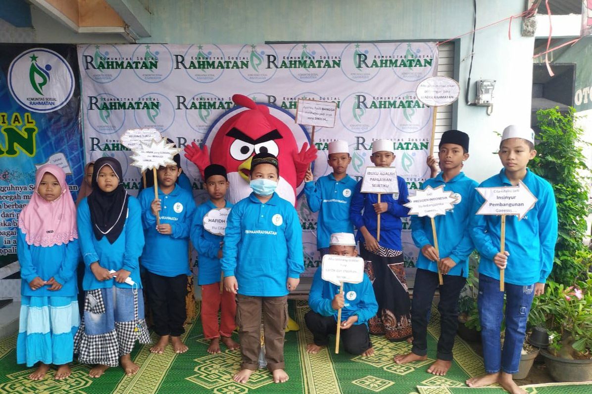 Komunitas Sosial Rahmatan Gresik Hibur Yatim Piatu dan Beri Santunan