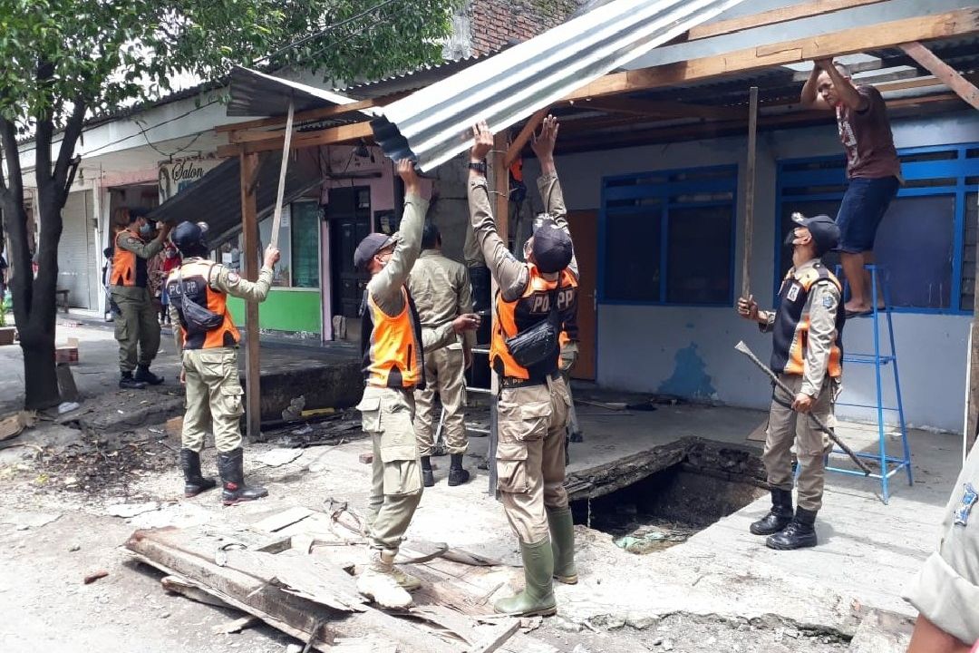 Puluhan Bangunan Liar di Atas Saluran Jetis Kulon Wonokromo Ditertibkan