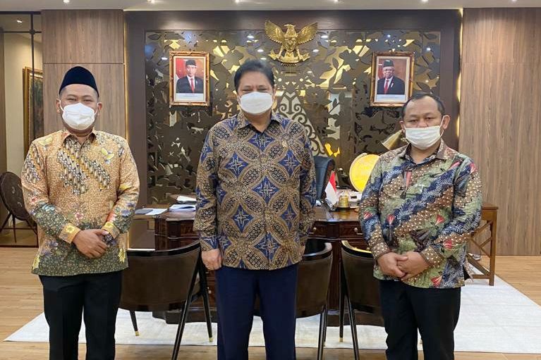 Temui Menko Airlangga, Bupati Gresik Ingin KEK JIIPE Buka Lapangan Kerja Untuk Rakyat