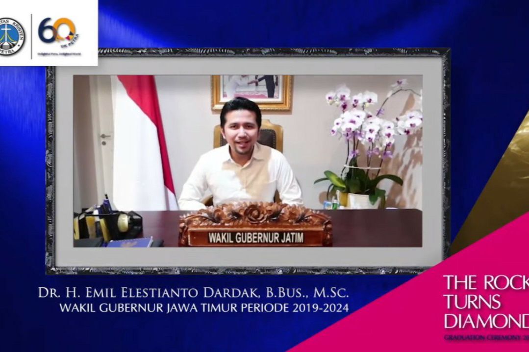 466 Mahasiswa UK Petra Diwisuda Virtual, Pemindahan Kuncir Toga Dilakukan Orang Tua