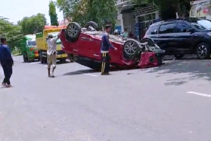 Mobil Terbalik Tabrak Mobil Parkir, Wanita Ini Selamat