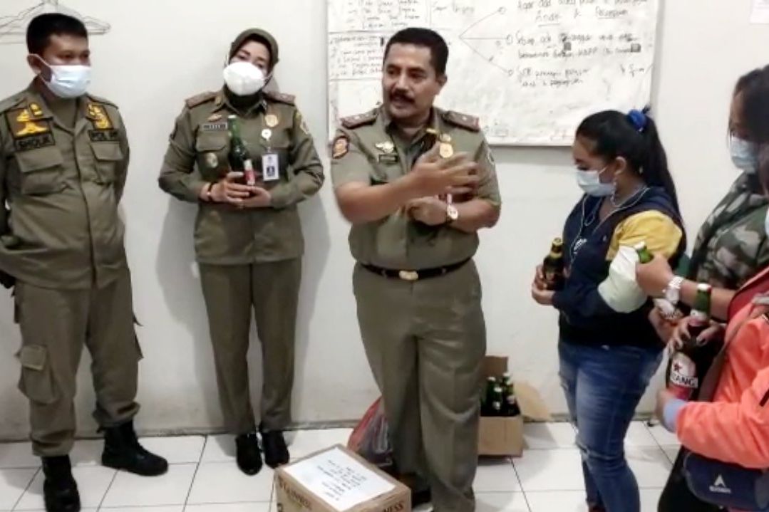 Satpol PP Gresik Minta Penjual Miras Hengkang dari Gresik