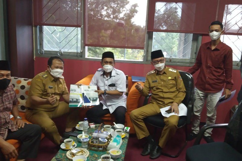 Sambil Ngopi, Bupati Jember Serahkan Draft KUA-PPAS APBD Jember 2021 ke DPRD