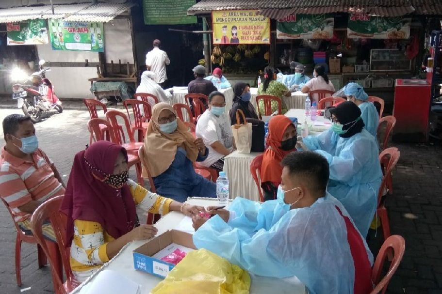 Ribuan Pedagang Pasar di Surabaya Terima Vaksinasi Covid-19