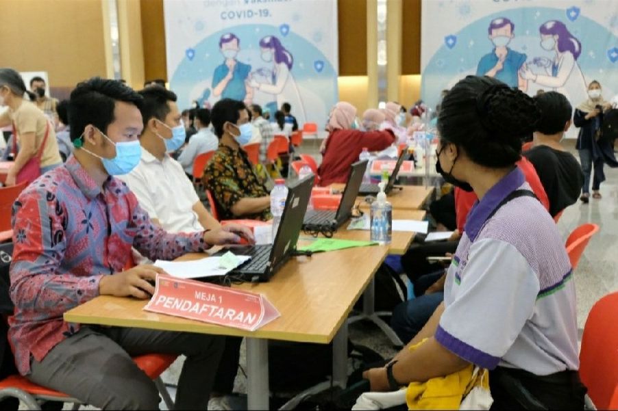 Vaksinasi Massal Tahap Dua di Galaxy Mall II, Pelaku UMKM hingga Jurnalis Divaksin