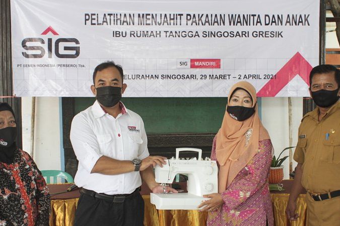 SIG Gelar Pelatihan Menjahit dan Peternakan bagi Ibu Rumah Tangga dan UMKM