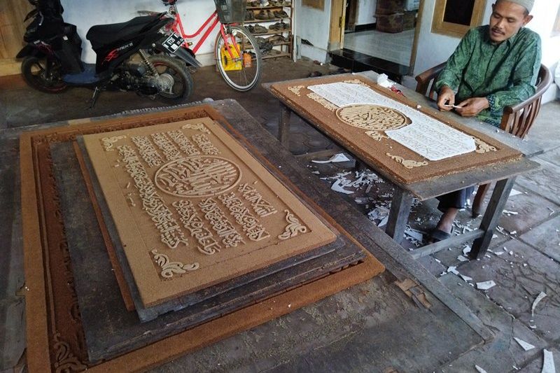 Momen Ramadan, Seni Kaligrafi Serbuk Kayu di Probolinggo Banyak Dipesan