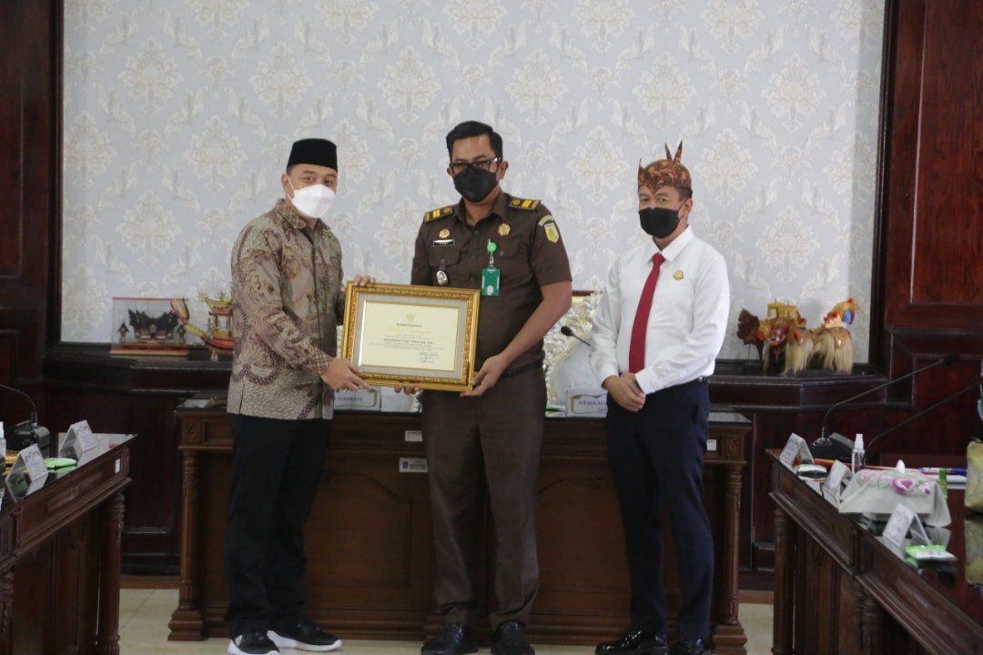 26 Jaksa Kejari Surabaya Terima Penghargaan dari Wali Kota Surabaya