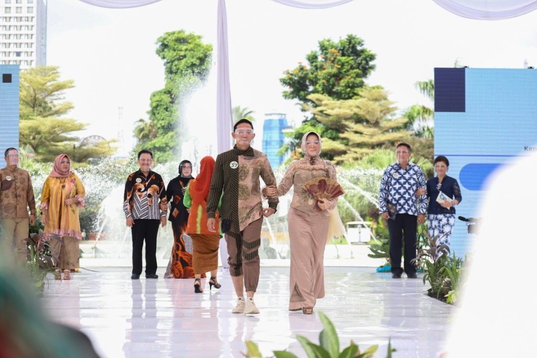 Promosi Produk UMKM, Pejabat Pemkot Surabaya Gelar Fashion Busana UMKM