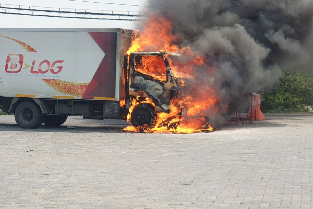Tabrakan Truk Boks dan Motor hingga Terbakar, Pemotor Tewas